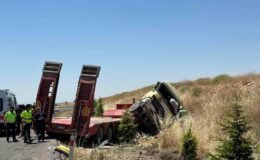 Uşak’ta tır şarampole devrildi: 1’i ağır 3 yaralı