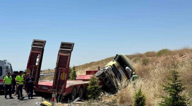 Uşak’ta tır şarampole devrildi: 1’i ağır 3 yaralı