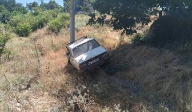 Uşak’ta yoldan çıkan otomobil elektrik direğine çarptı: 4 yaralı
