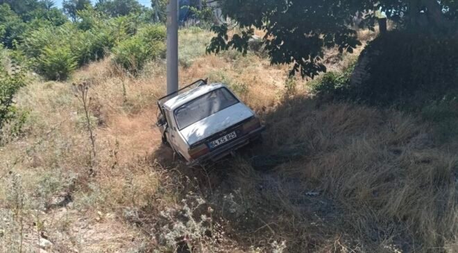 Uşak’ta yoldan çıkan otomobil elektrik direğine çarptı: 4 yaralı