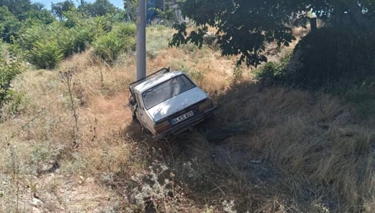 Uşak’ta yoldan çıkan otomobil elektrik direğine çarptı: 4 yaralı
