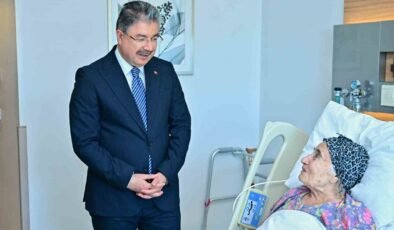 Vali Dr. Erdinç Yılmaz’dan şehit annesine hastanede ziyaret