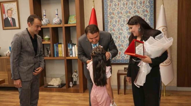 Vali Musa Işın, koruyucu aileler ve çocuklarını valilikte ağırladı