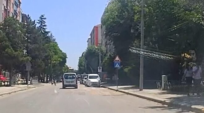 Yaya geçidinde dur işareti yaptığı araç durmayınca arkasından kovaladı