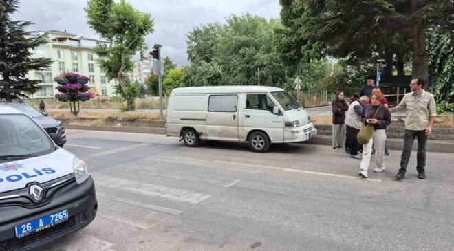 Yaya geçidinde duramayan minibüs, anneanne ve torununa çarptı