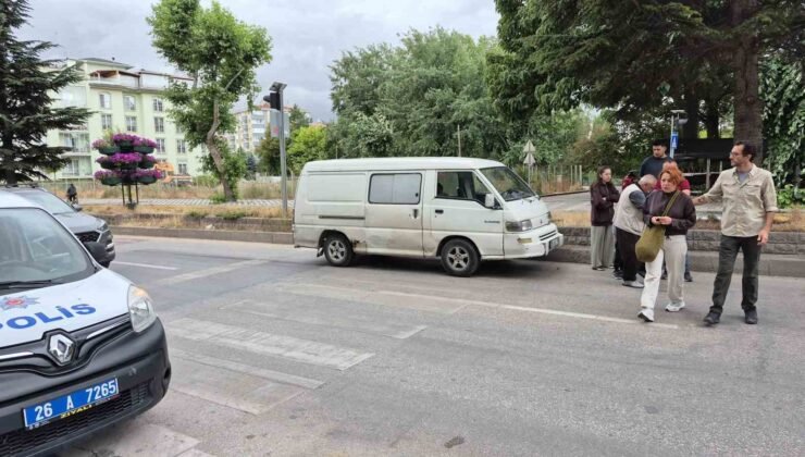 Yaya geçidinde duramayan minibüs, anneanne ve torununa çarptı