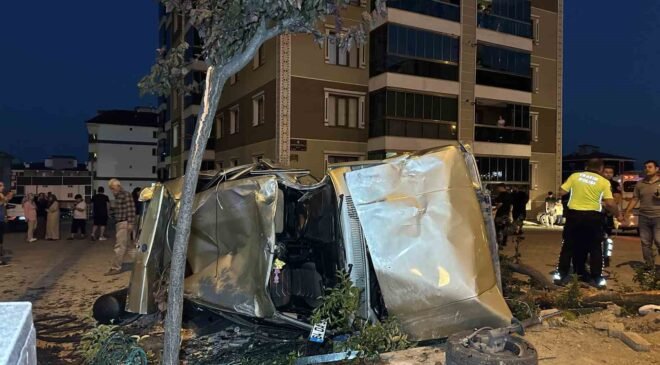 Yayalara çarpan otomobil takla atarak otoparka daldı: 1’i ağır 3 yaralı
