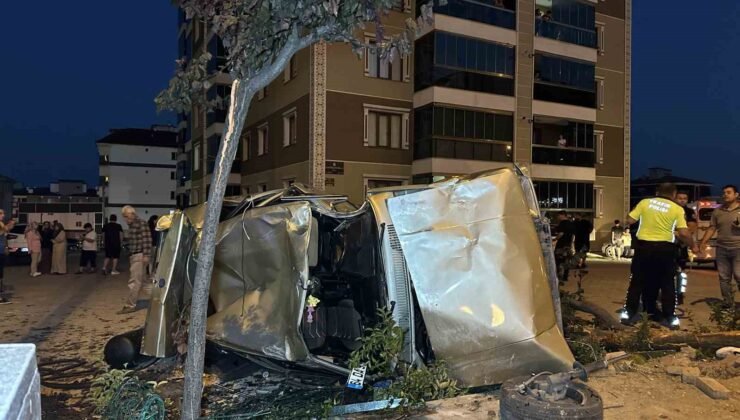 Yayalara çarpan otomobil takla atarak otoparka daldı: 1’i ağır 3 yaralı