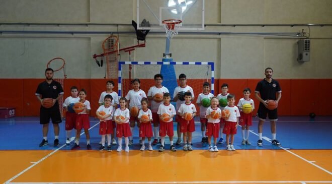 Yaz spor okullarında yüzlerce çocuk keyifli vakit geçiriyor