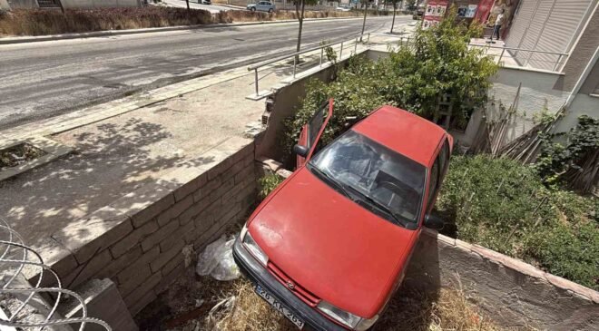 Yola dökülen zeytinyağı nedeniyle kontrolden çıkan araç bahçeye uçtu