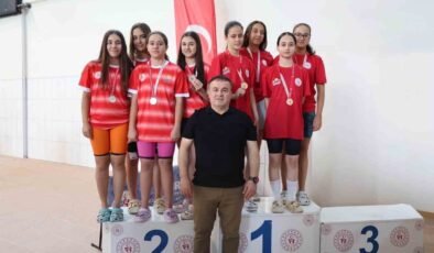 Yüzme müsabakalarında madalyalar sahiplerini buldu