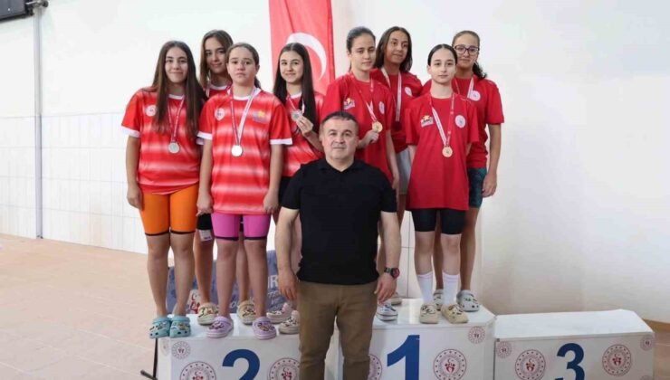 Yüzme müsabakalarında madalyalar sahiplerini buldu