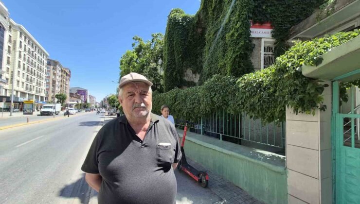 15 yıldır gönüllü olarak çalıştığı ’Sarmaşıklı Cami’ye gözü gibi bakıyor