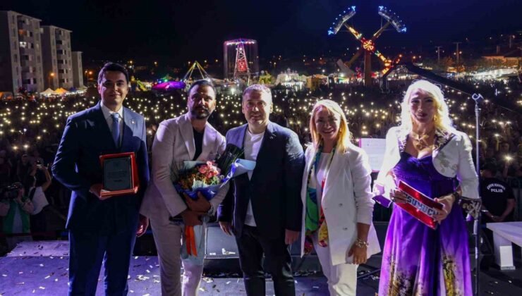 9 bin 600 nüfuslu ilçede düzenlenen Alişan konserini 25 bin kişi izledi
