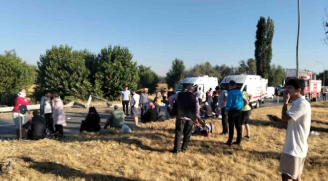 Afyon’da kontrolden çıkan yolcu otobüsü devrildi: Yaralılar var