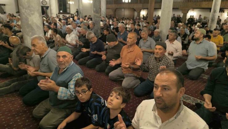 Afyonkarahisar’da Mevlid Kandili huşu içerisinde geçti