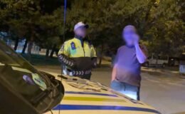 Alkollü sürücü polis otosuna binerken kapıları karıştırdı