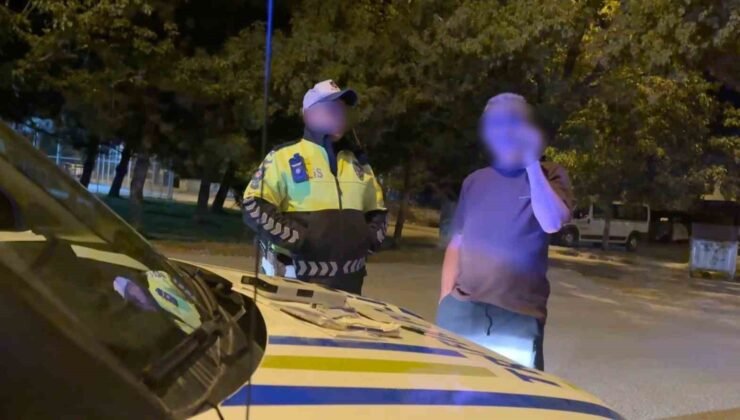 Alkollü sürücü polis otosuna binerken kapıları karıştırdı
