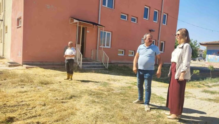 Altıntaş’ta köy okullarında tadilat çalışmaları sürüyor