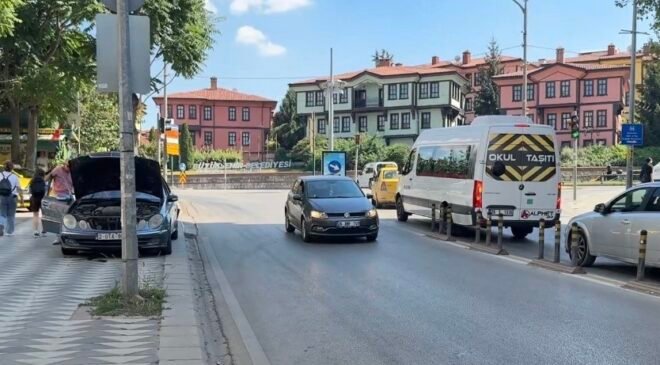 Araçtan caddeye akan motor yağı diğer sürücülere zor anlar yaşattı