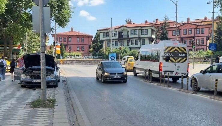 Araçtan caddeye akan motor yağı diğer sürücülere zor anlar yaşattı