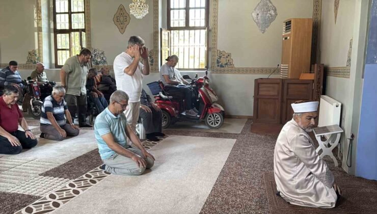 Asırlık cami 17 yıldır ibadetin önündeki “engelleri” kaldırıyor
