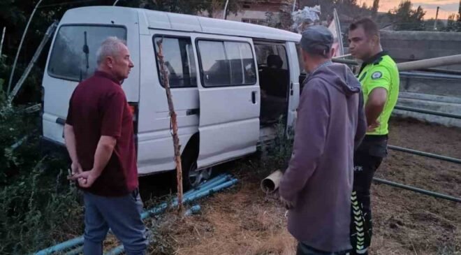 Bahçeden içeri girip alev alan minibüsü ev sahipleri musluk hortumuyla söndürdü