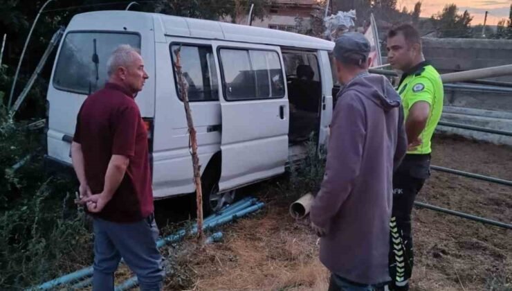 Bahçeden içeri girip alev alan minibüsü ev sahipleri musluk hortumuyla söndürdü