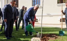 Bakan Bolat, Bilecik Valiliği bahçesinde adını taşıyan çınar fidanını dikerek can suyu verdi