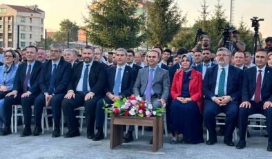 Bakan Kacır: “Herkes kendine yakışanı yapar. Birilerinin neler yaptıklarını biliyorsunuz, takip ediyorsunuz”