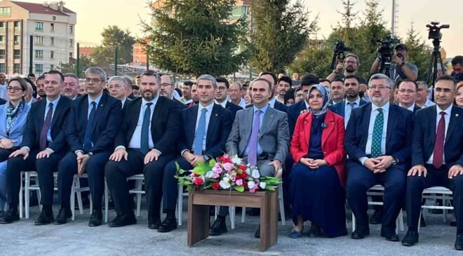 Bakan Kacır: “Herkes kendine yakışanı yapar. Birilerinin neler yaptıklarını biliyorsunuz, takip ediyorsunuz”