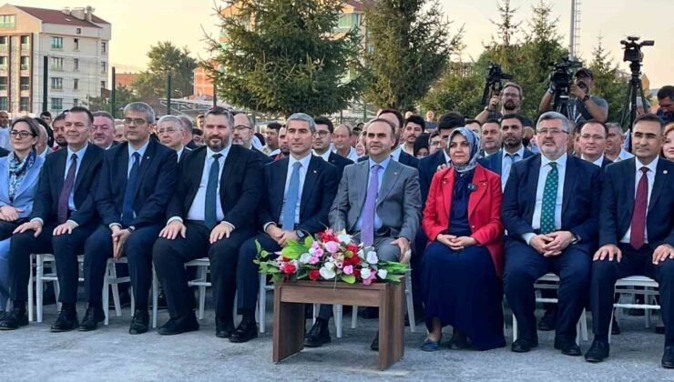 Bakan Kacır: “Herkes kendine yakışanı yapar. Birilerinin neler yaptıklarını biliyorsunuz, takip ediyorsunuz”