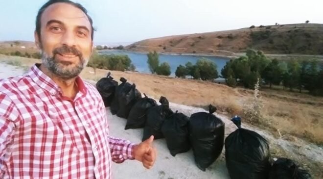 Balık tutmaya geldikleri gölette çöp topladılar