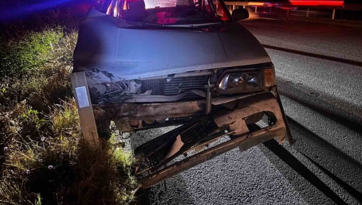 Bariyerlere çarpan otomobilin sürücüsü yaralandı