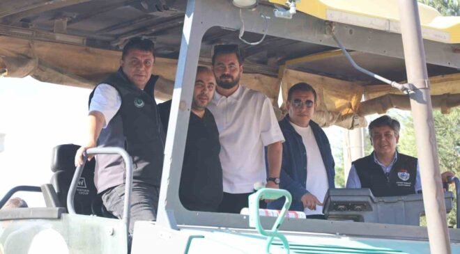 Başkan Durgut asfalt makinesinin başına geçti, ilk serimi başlattı