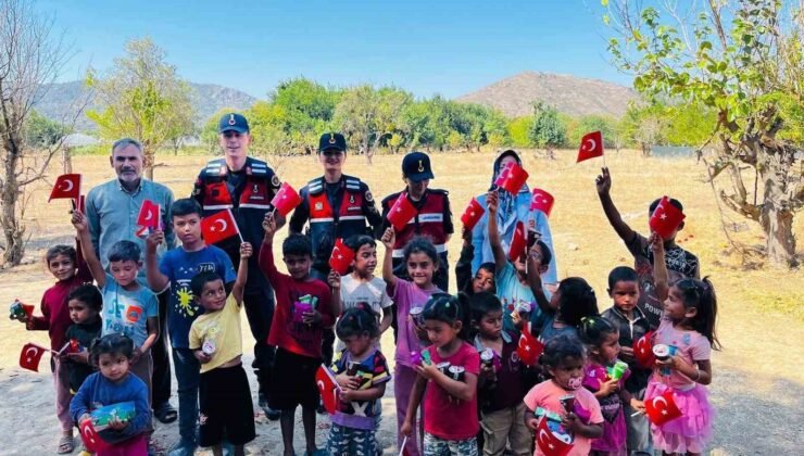 Bilecik’te çocuklara jandarmadan hediye