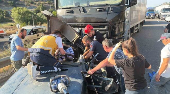 Bilecik’te iki aracın çarpıştığı kazada sürücü araçta sıkıştı