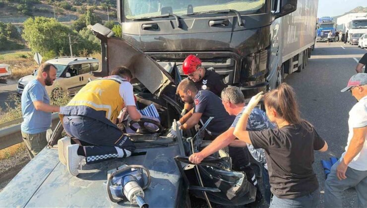 Bilecik’te iki aracın çarpıştığı kazada sürücü araçta sıkıştı