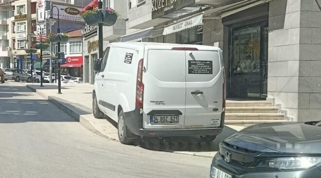 Bilecik’te kaldırım üstü parklanmalar yayaları isyan ettirdi