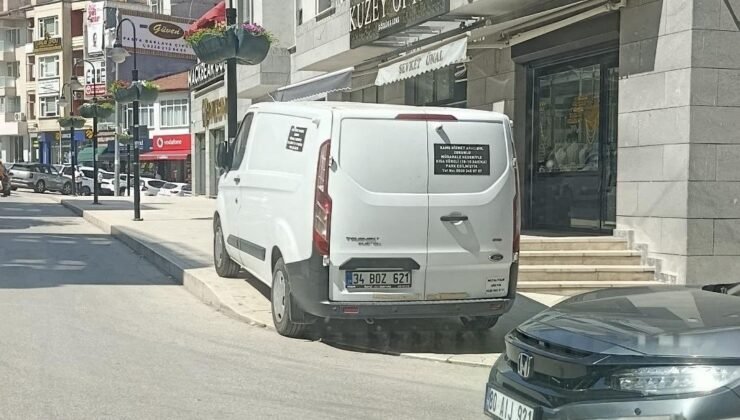 Bilecik’te kaldırım üstü parklanmalar yayaları isyan ettirdi