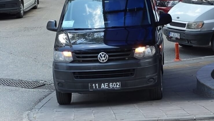 Bilecik’te kaldırıma park eden araç tepkilere neden oldu