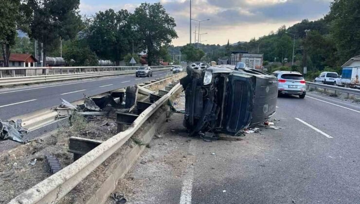 Bilecik’te otomobil bariyerlere çarptı: 3 yaralı