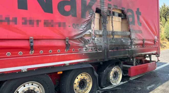 Bilecik’te seyir halindeki tırın dorsesi alev aldı