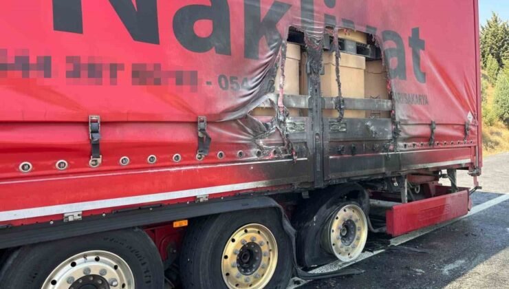 Bilecik’te seyir halindeki tırın dorsesi alev aldı