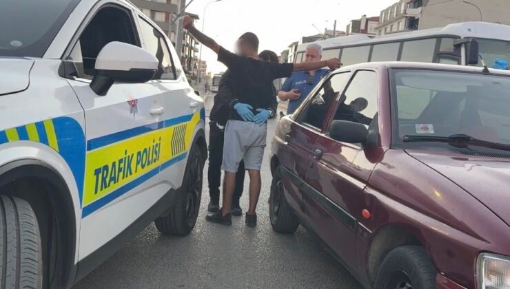 Çalışır haldeki otomobilde uyuyan 2 kişiyi polis güçlükle uyandırdı, araçta 13 sentetik hap ele geçirildi