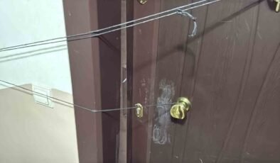 Daire kapısını kıran kasklı 3 şüpheli uyuşturucu dolu 3 koliyi kaçırdı