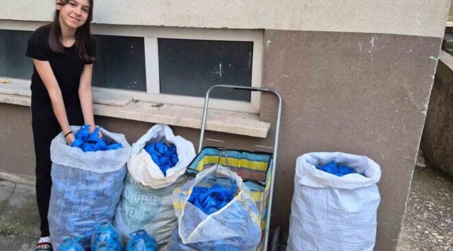 Depremzedelere yardım etmek için 1 ton mavi kapak topladı