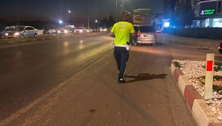 Direksiyon hakimiyetini kaybeden motosiklet sürücüsü hastanelik oldu