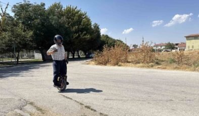 ’Tek teker’ üzerinde 4 bin kilometre gezen 60’lık delikanlıyı görenler şaşırıyor