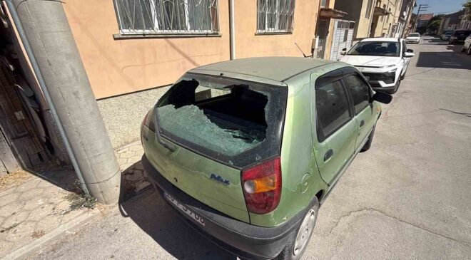 Elektrik direğinden düşen izolatör parçası park halindeki aracının camını kırdı